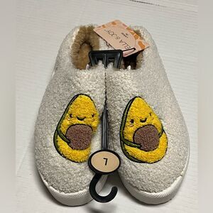 NWT Avocado Fuzzy Slippers Ivory Size L (Runs Small – Best for 7.5 - 8)